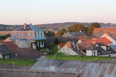 Vue des toits de Davron sous le soleil couchant