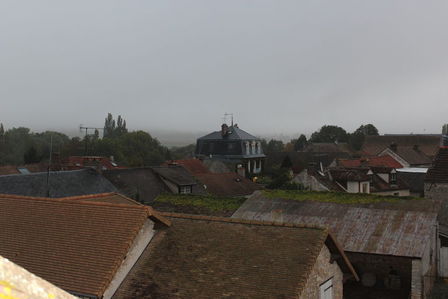 Vue des toits de Davron sous la brume du matin ben tiens