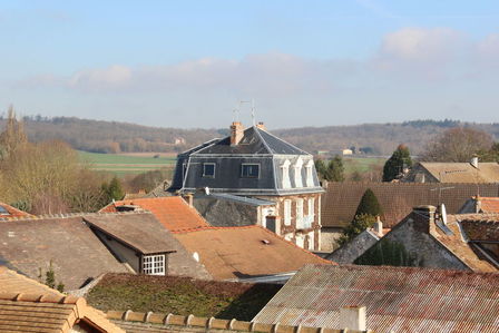 Vue des toits de Davron sous le soleil